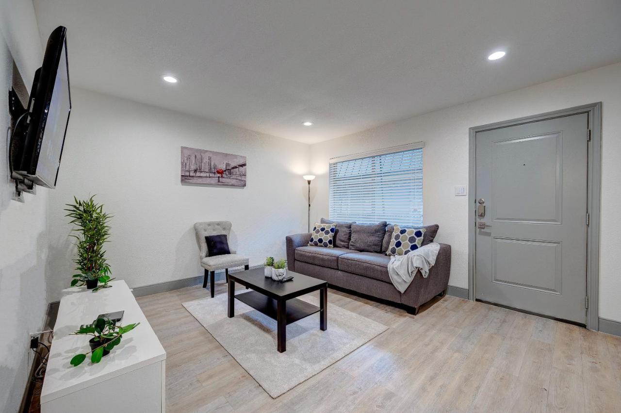 Luxury Midtown King One Bedroom Apartment